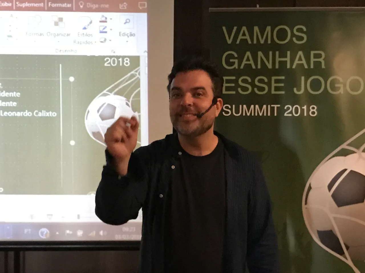 Comunicador de headset conduzindo uma apresentação de perto