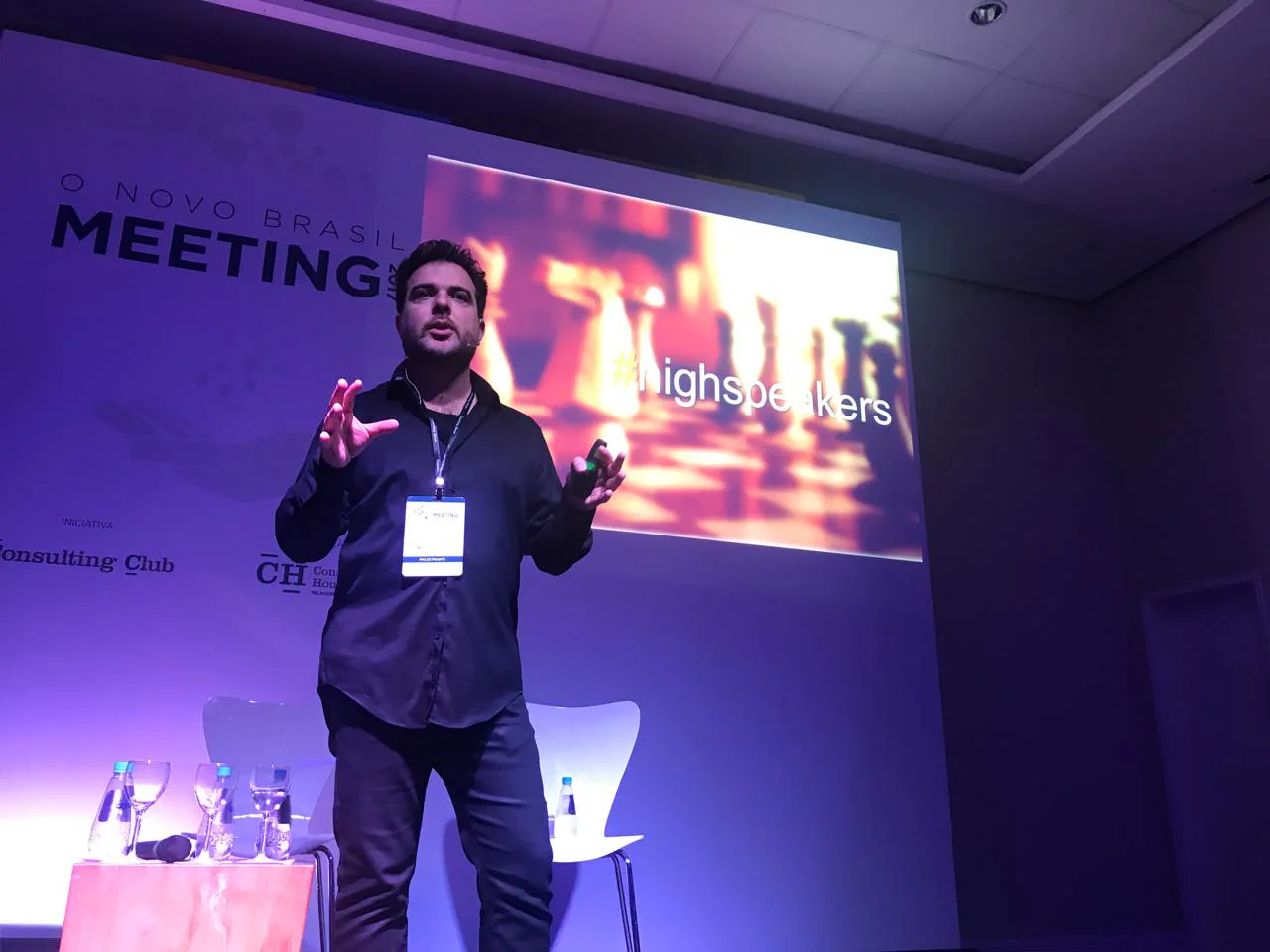 Comunicador em pé no palco durante uma apresentação