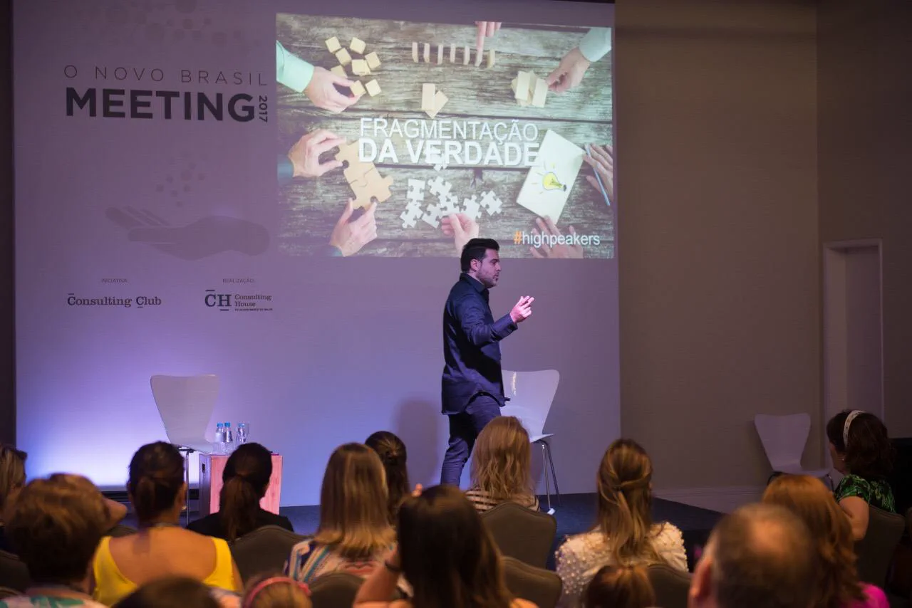 Comunicador no palco falando para uma plateia