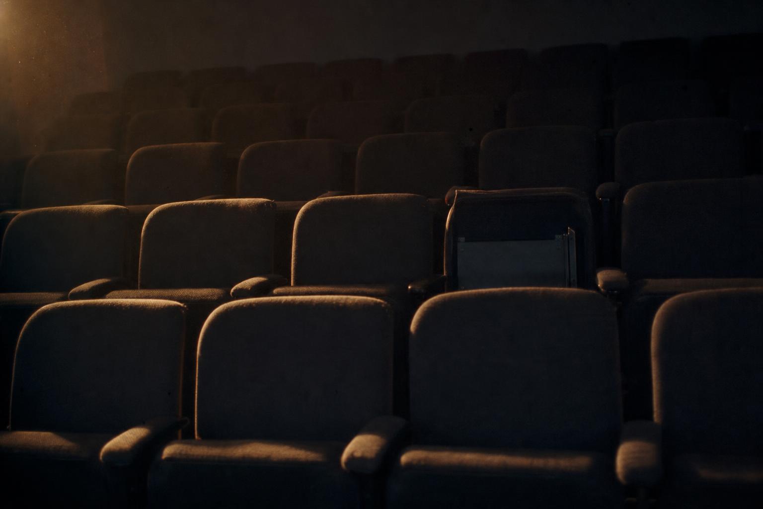 Poltronas de uma plateia antes do início da apresentação